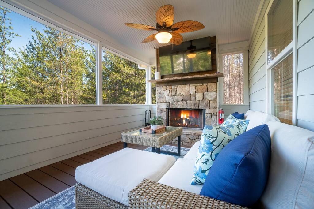 Gorgeous Modern W/hot Tub & Pool Table * Helen