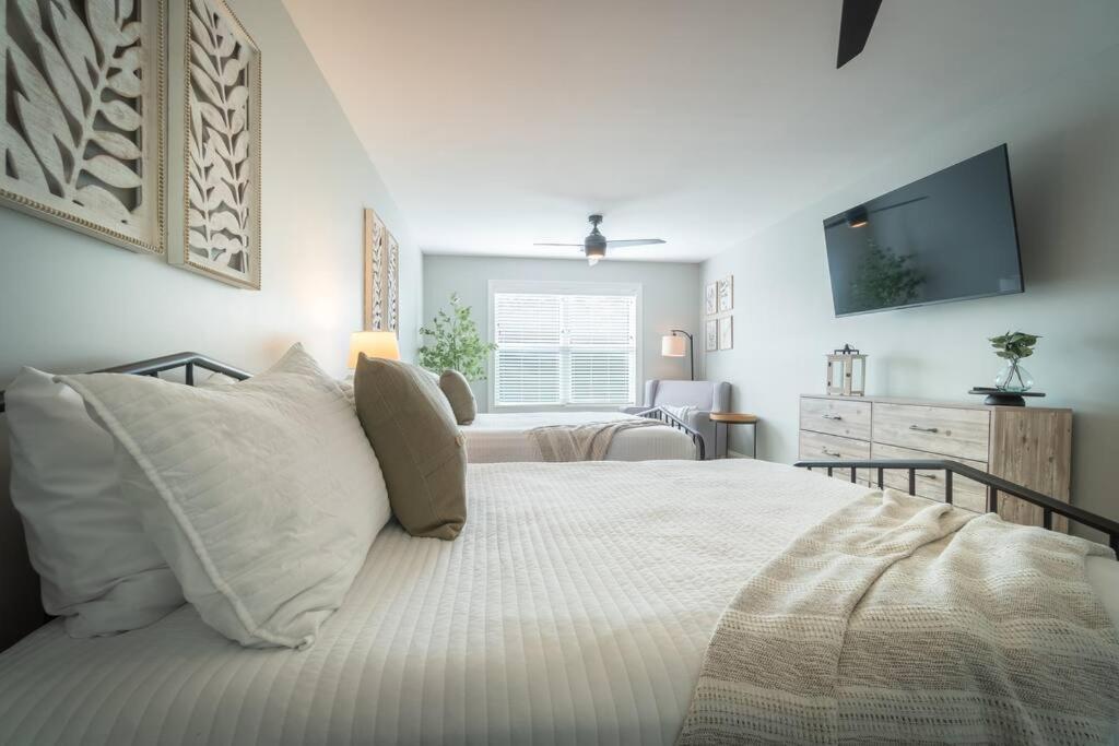 Gorgeous Modern W/hot Tub & Pool Table Holiday home