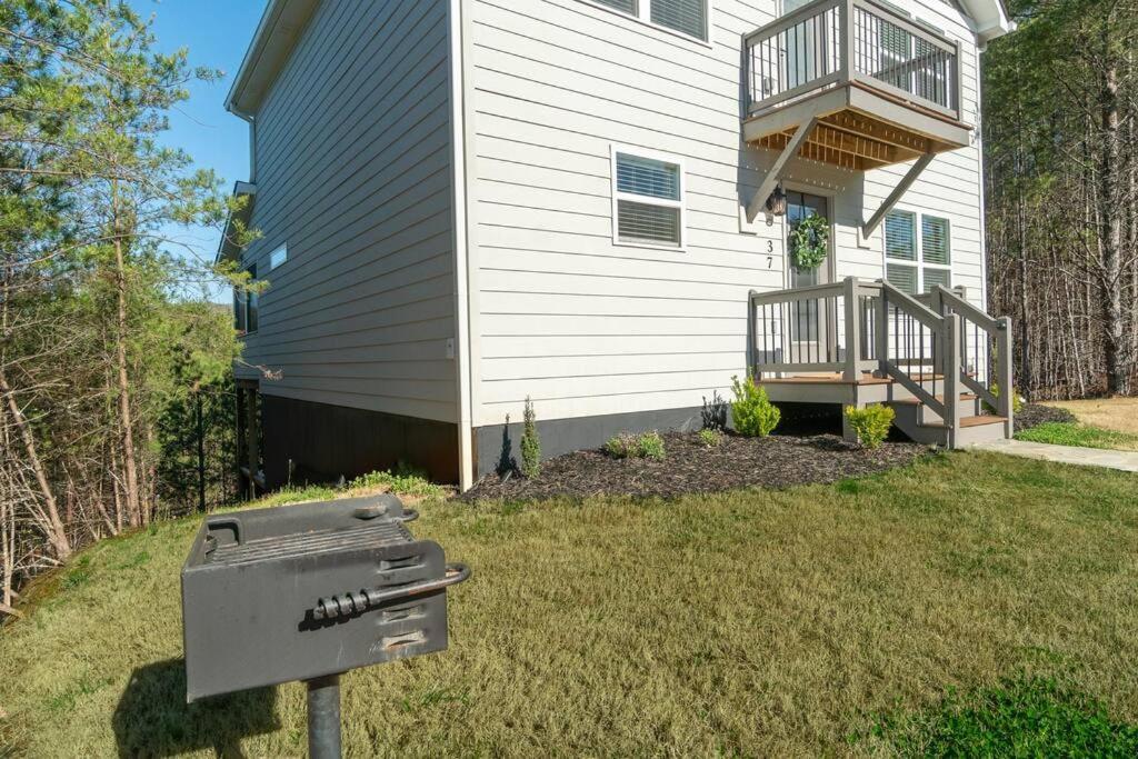 Holiday home Gorgeous Modern W/hot Tub & Pool Table Helen