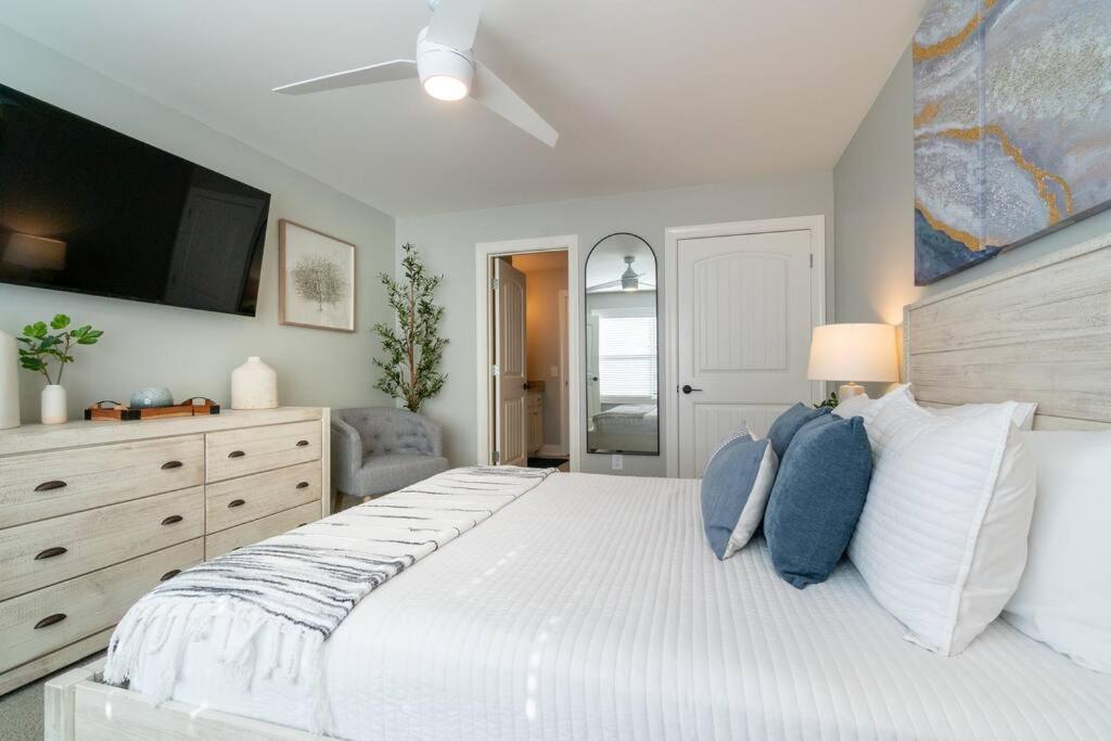 Gorgeous Modern W/hot Tub & Pool Table Helen