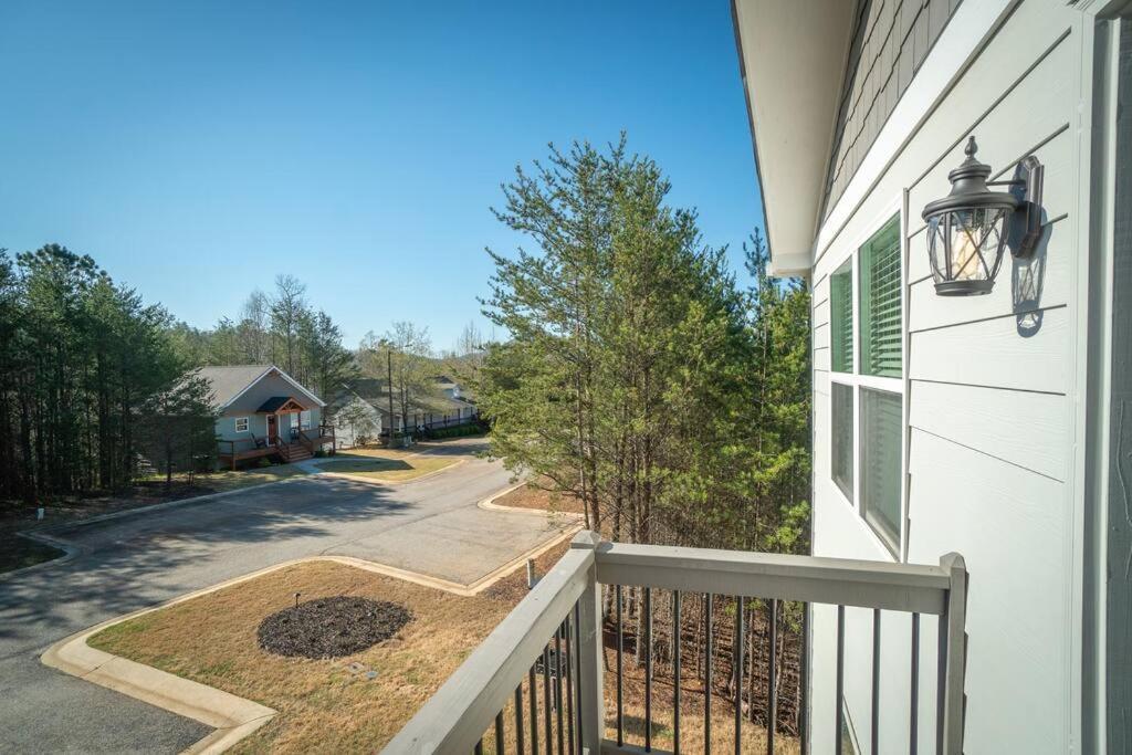 Gorgeous Modern W/hot Tub & Pool Table Holiday home