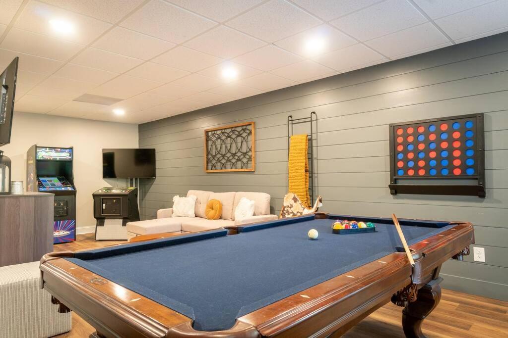 Holiday home Gorgeous Modern W/hot Tub & Pool Table Helen