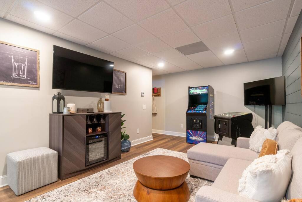 Gorgeous Modern W/hot Tub & Pool Table Helen