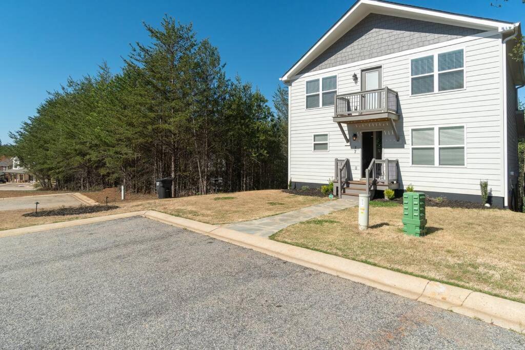 Gorgeous Modern W/hot Tub & Pool Table Holiday home *