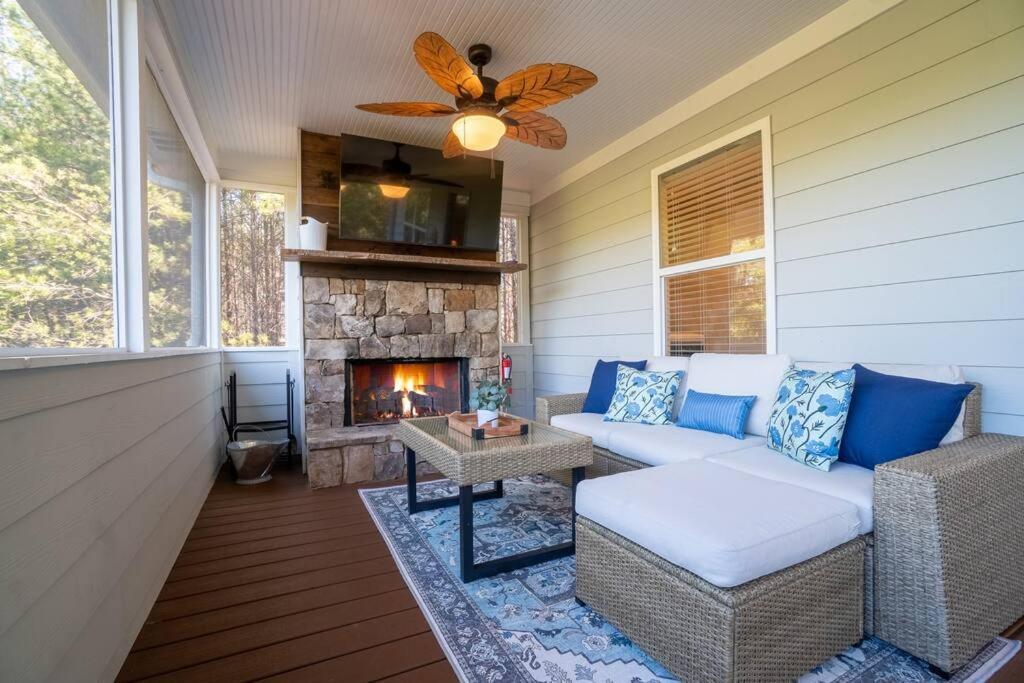 Gorgeous Modern W/hot Tub & Pool Table