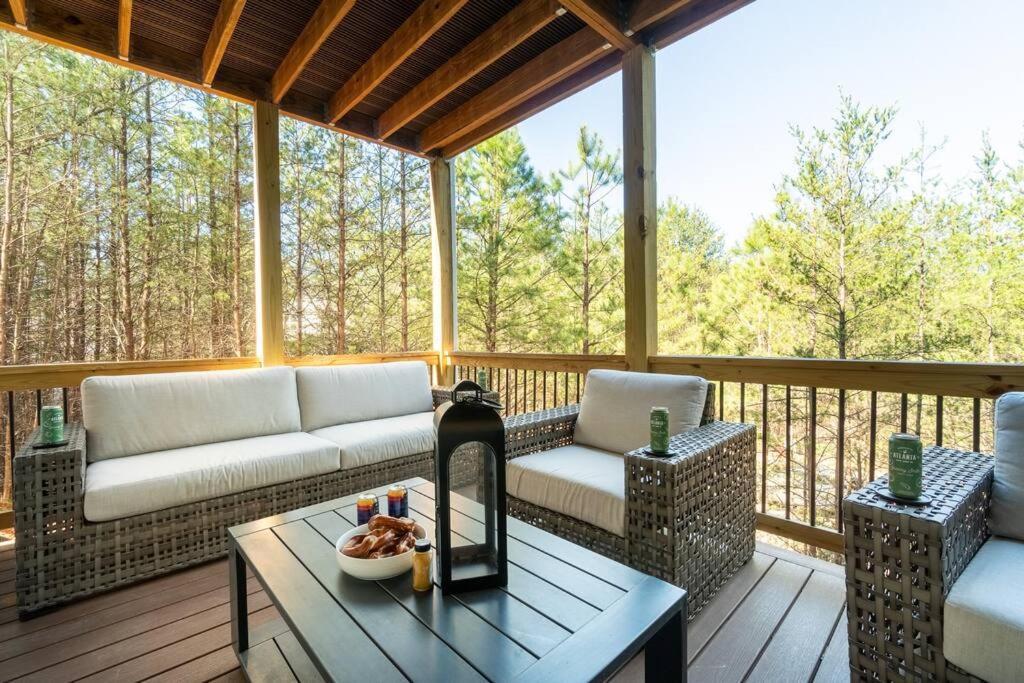 Gorgeous Modern W/hot Tub & Pool Table Holiday home *
