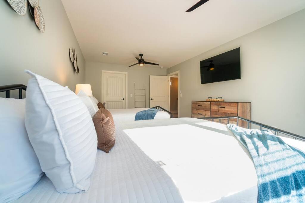 Holiday home Gorgeous Modern W/hot Tub & Pool Table *