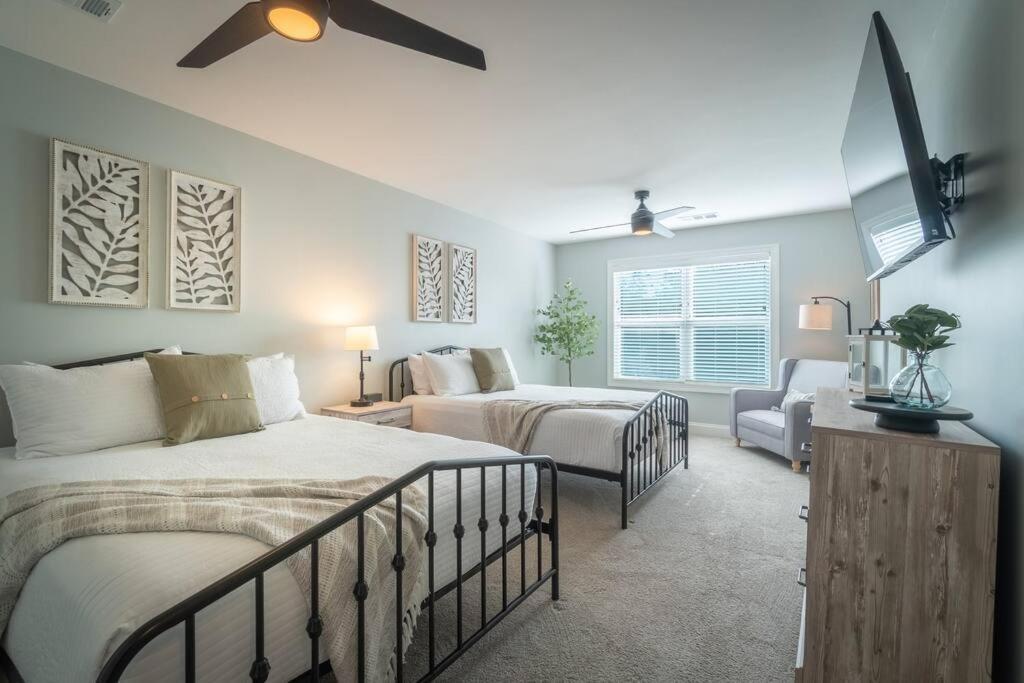 Gorgeous Modern W/hot Tub & Pool Table Holiday home Helen