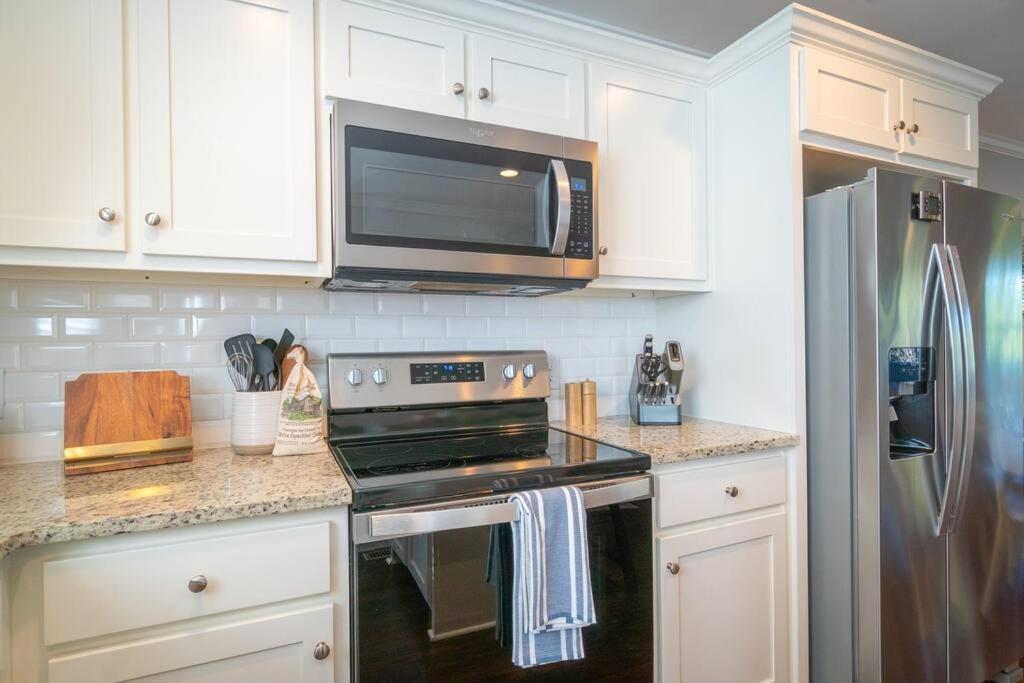 Gorgeous Modern W/hot Tub & Pool Table Holiday home *