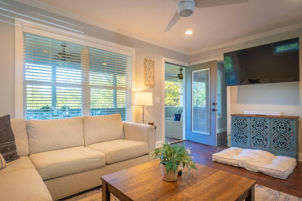 Holiday home Gorgeous Modern W/hot Tub & Pool Table Helen