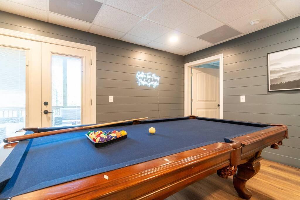 Gorgeous Modern W/hot Tub & Pool Table * Helen