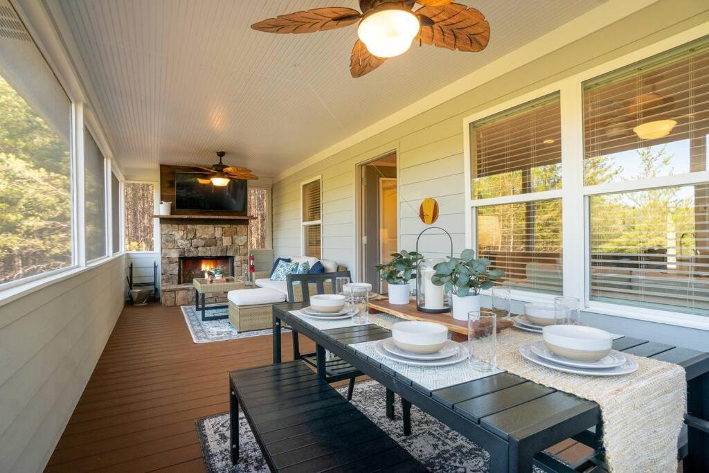Gorgeous Modern W/hot Tub & Pool Table