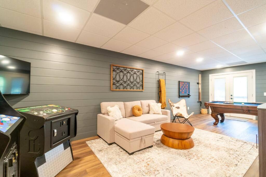 Holiday home Gorgeous Modern W/hot Tub & Pool Table Helen