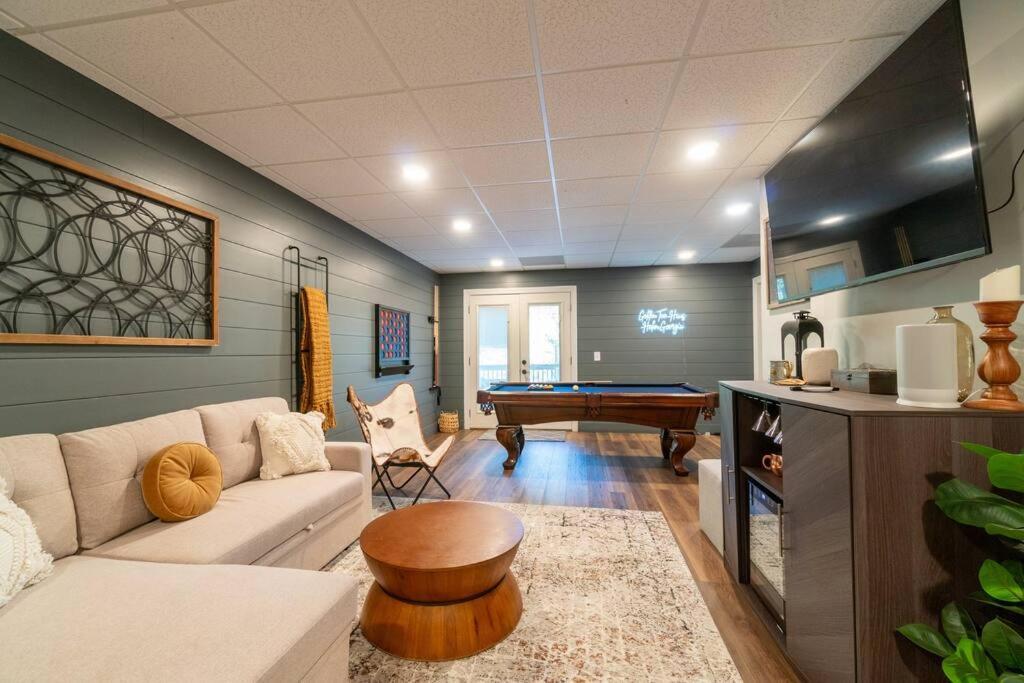 Gorgeous Modern W/hot Tub & Pool Table Helen