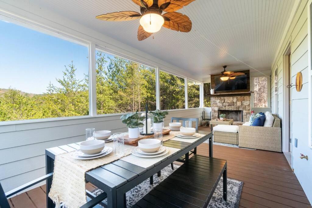 Gorgeous Modern W/hot Tub & Pool Table * Helen