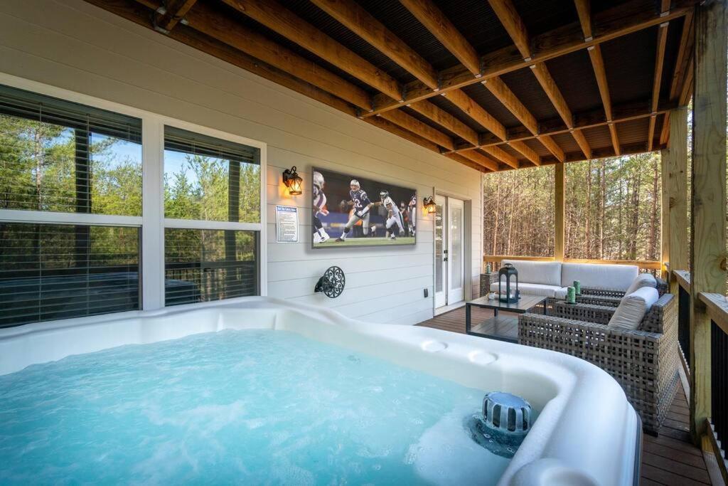Gorgeous Modern W/hot Tub & Pool Table Holiday home *