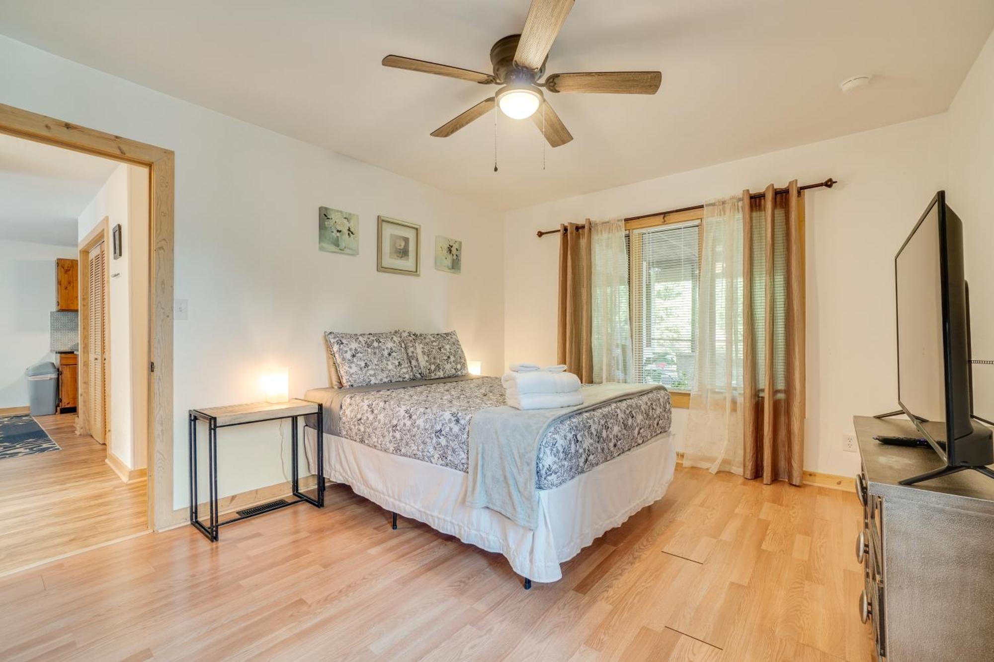 Spacious Rustic Abode About Half Mi From Tubing! Apartment *