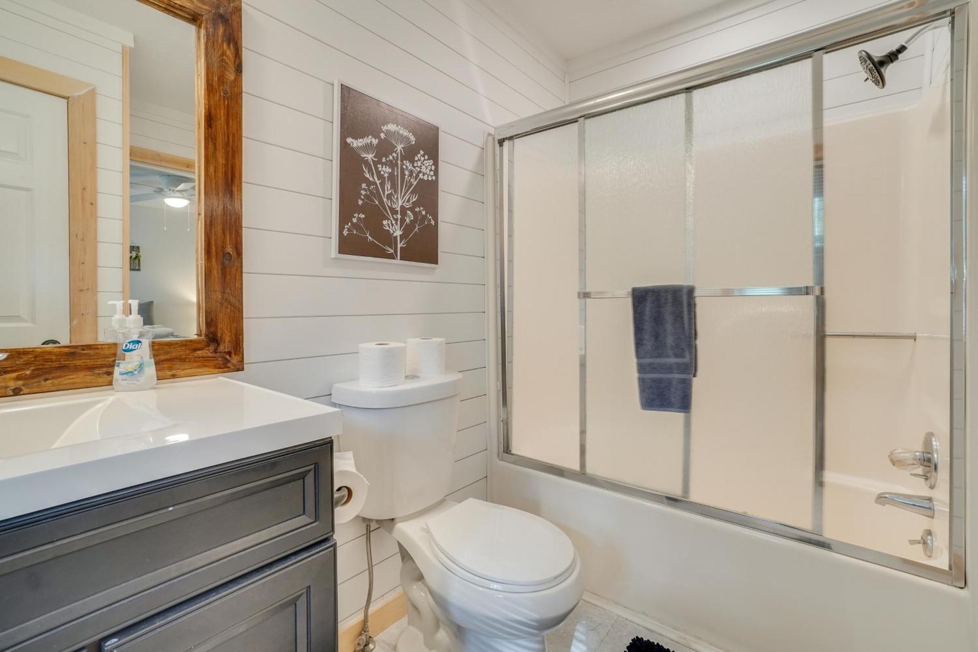 Spacious Rustic Abode About Half Mi From Tubing! Apartment Helen