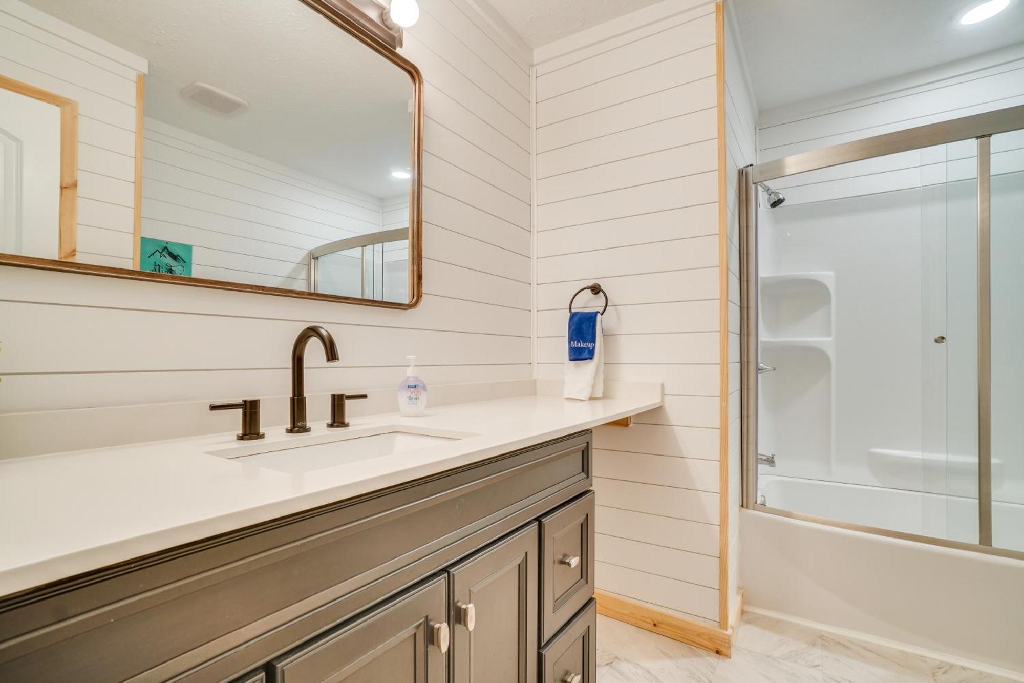 Spacious Rustic Abode About Half Mi From Tubing! * Helen