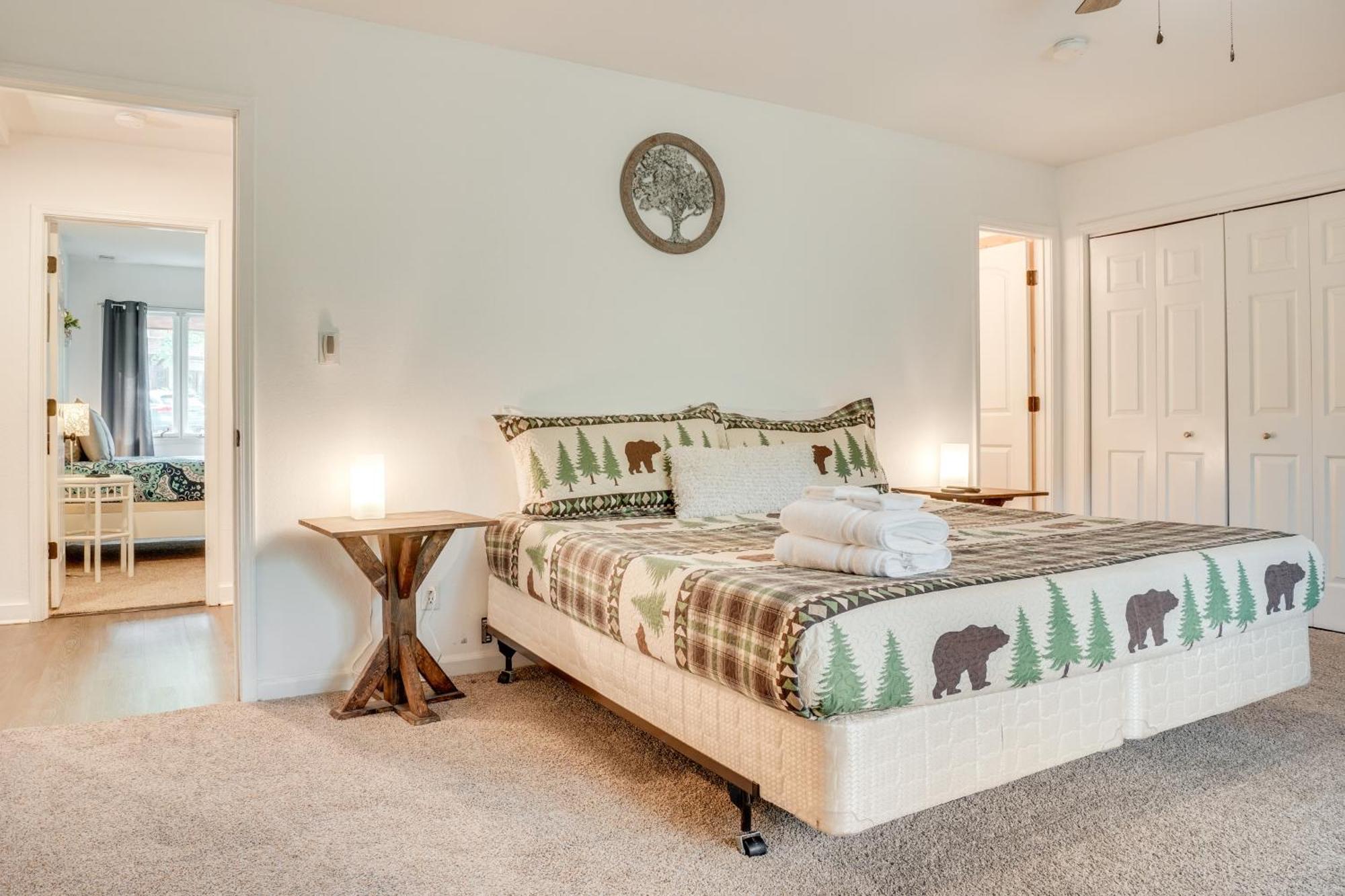 Spacious Rustic Abode About Half Mi From Tubing! Apartment *