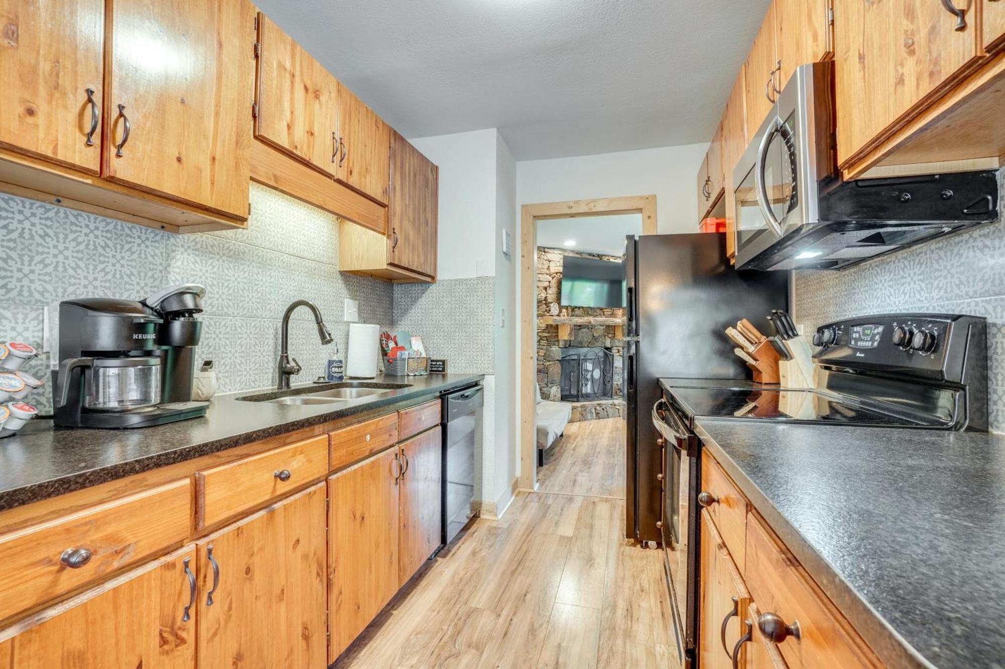 Apartment Spacious Rustic Abode About Half Mi From Tubing!