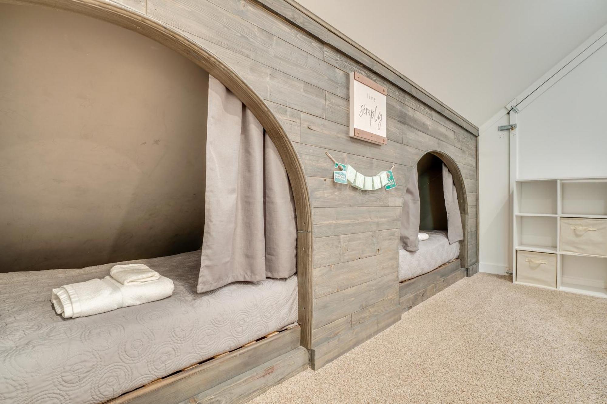 Spacious Rustic Abode About Half Mi From Tubing! Apartment *