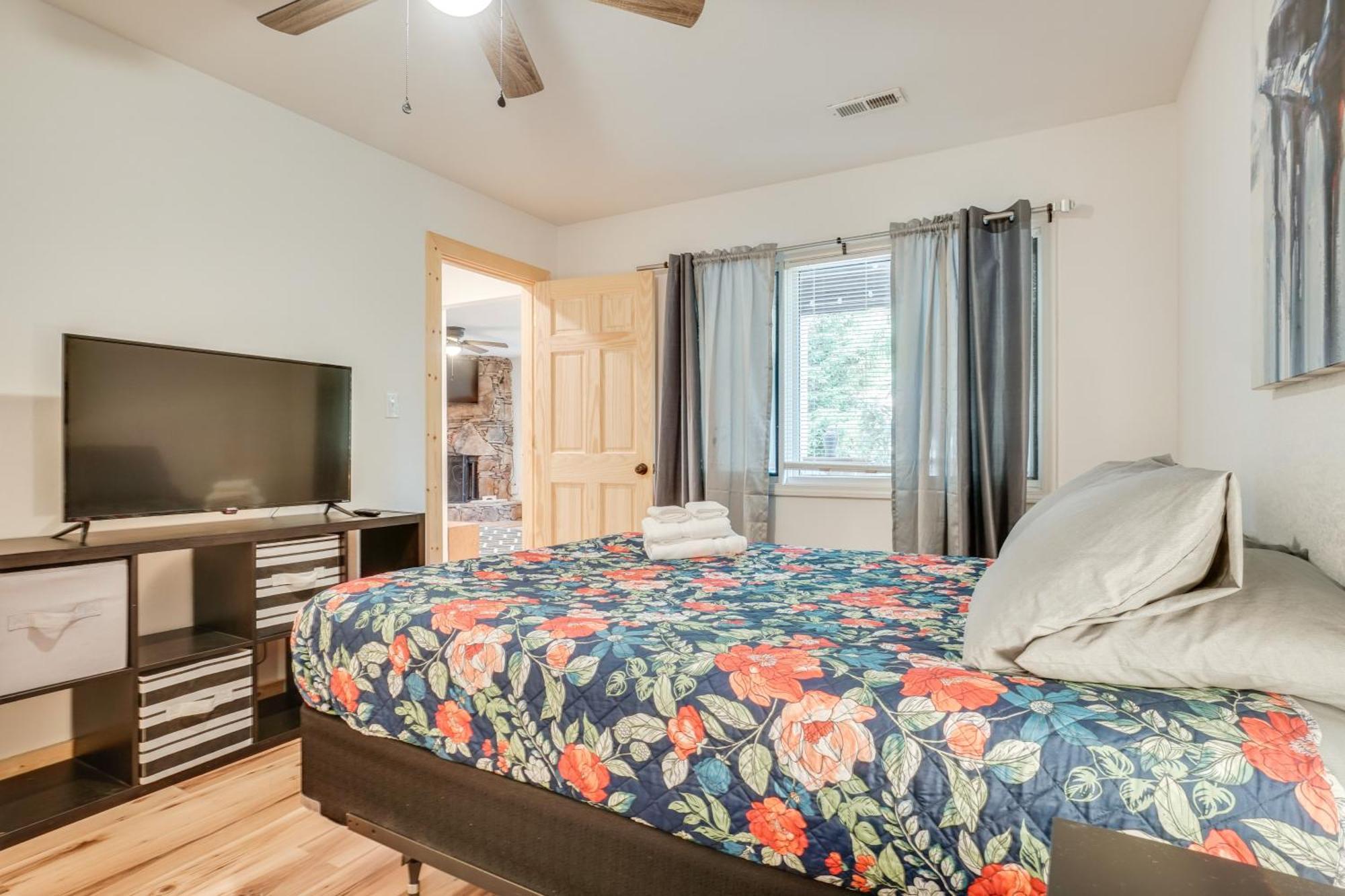 Spacious Rustic Abode About Half Mi From Tubing! Helen