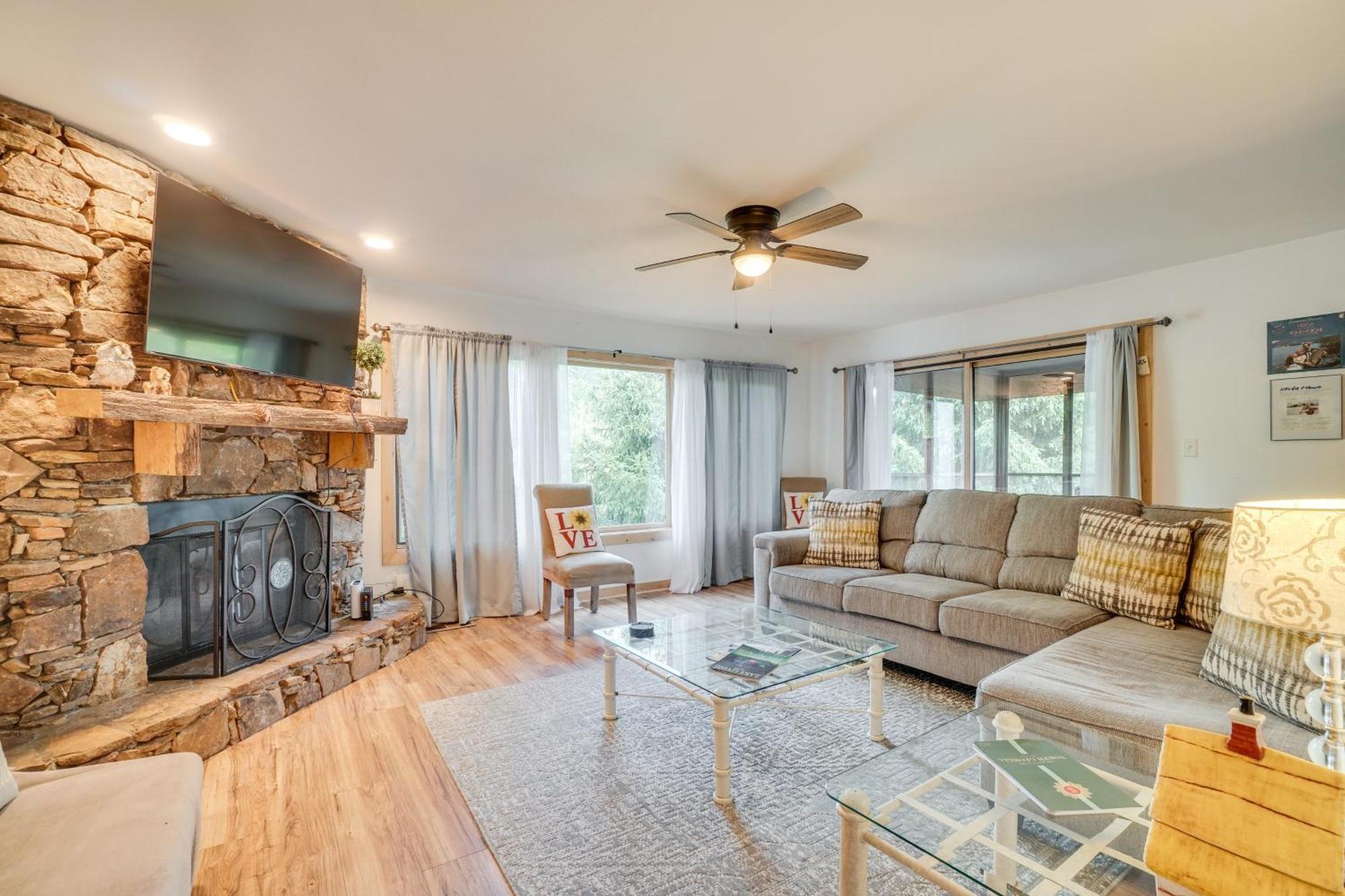 Spacious Rustic Abode About Half Mi From Tubing!