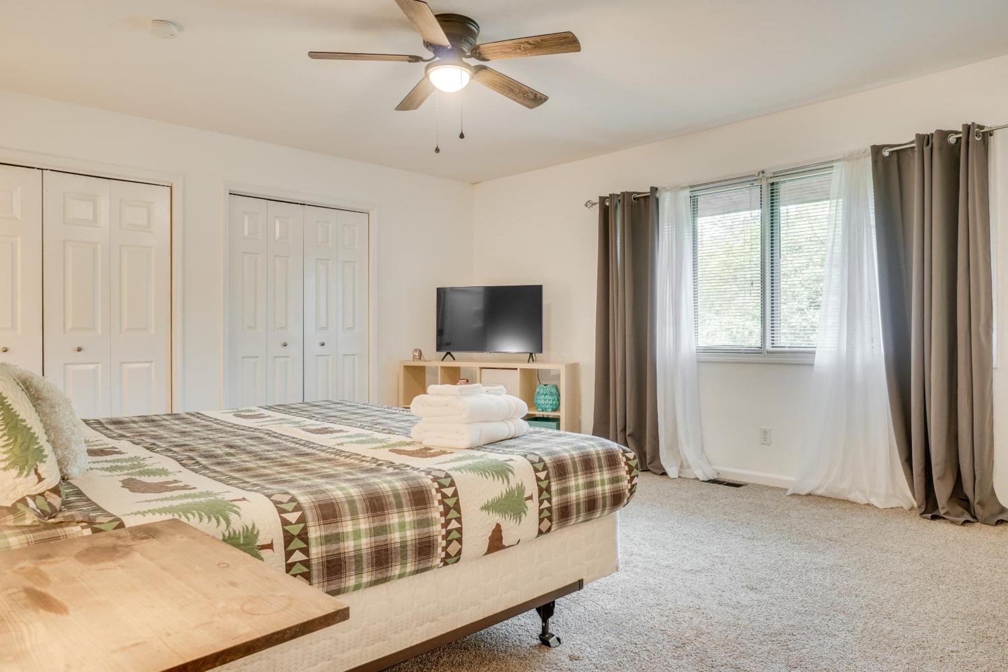 Apartment Spacious Rustic Abode About Half Mi From Tubing!