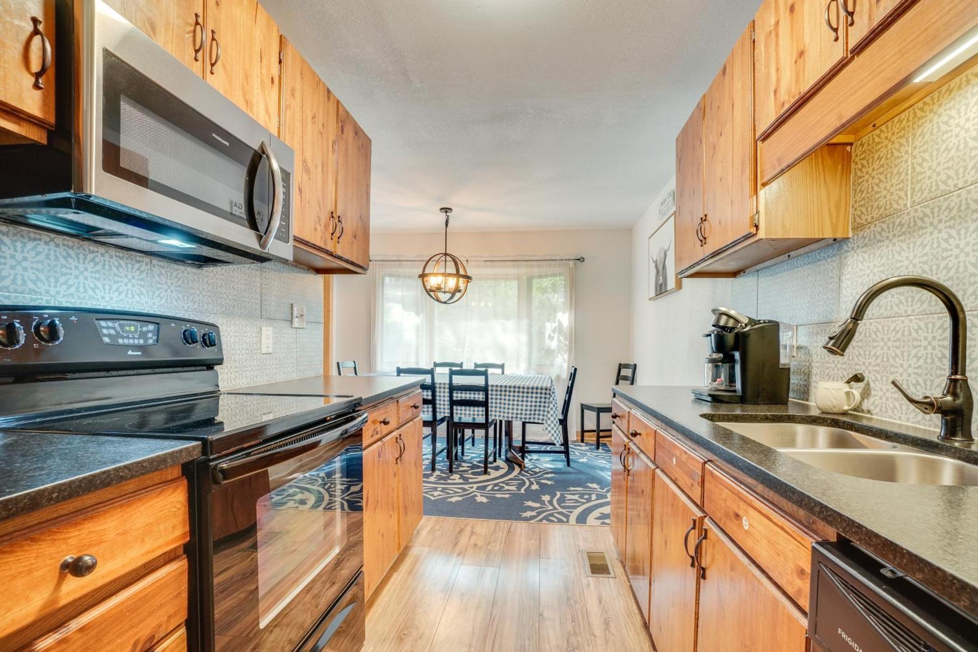 Spacious Rustic Abode About Half Mi From Tubing! Helen