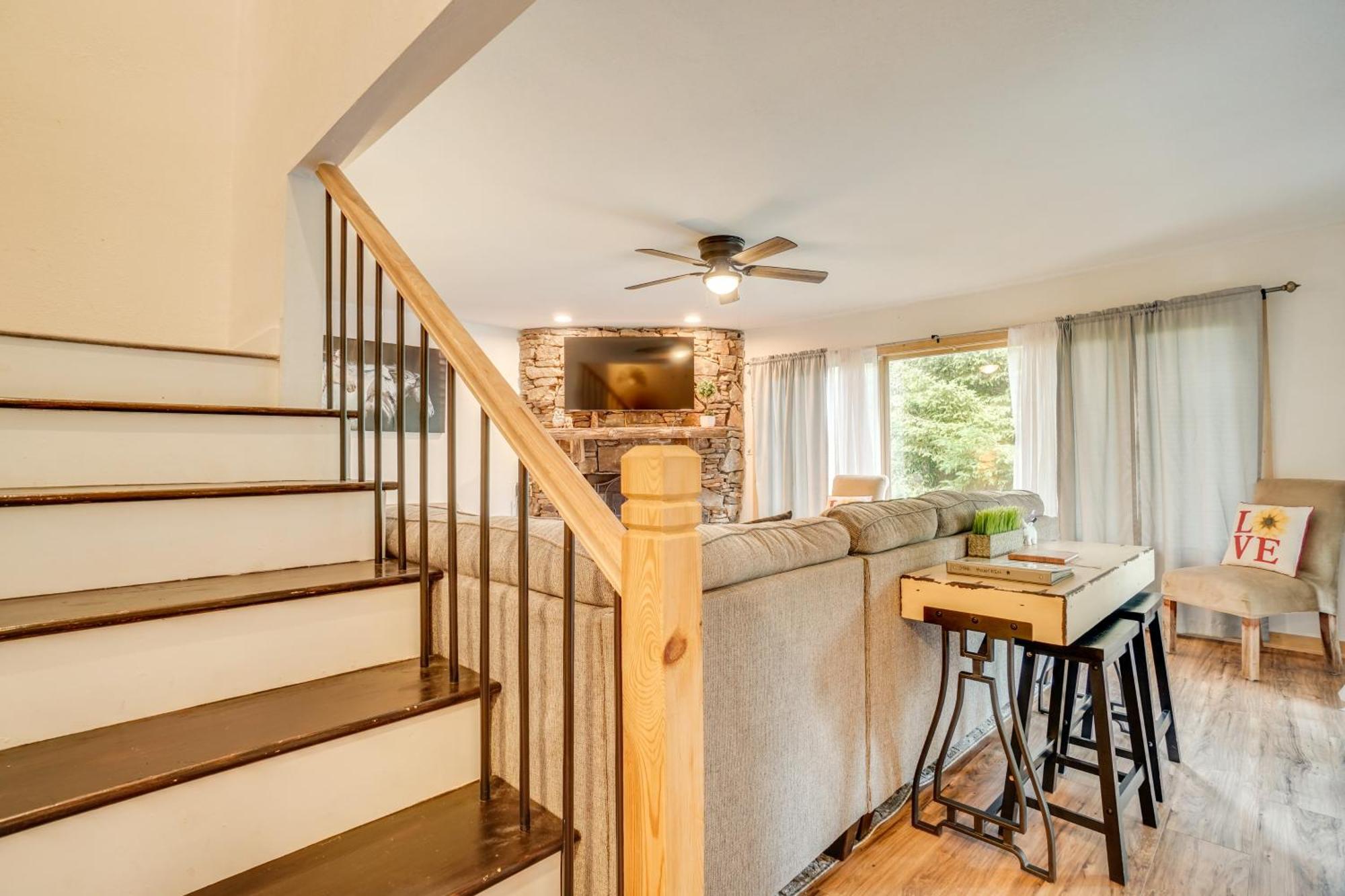 Spacious Rustic Abode About Half Mi From Tubing! Apartment