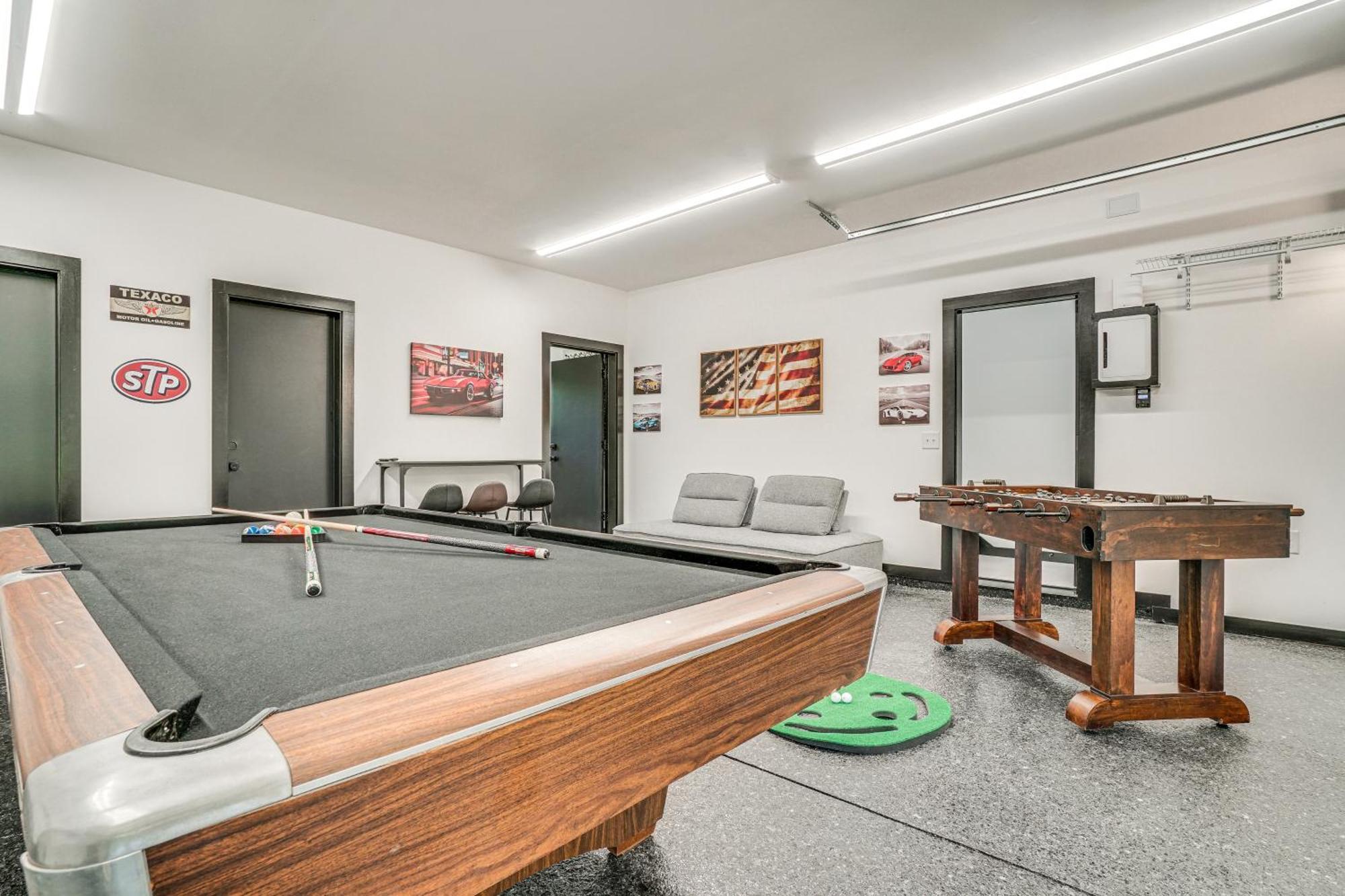 Luxury Modern On Golf Course With Game Room!
