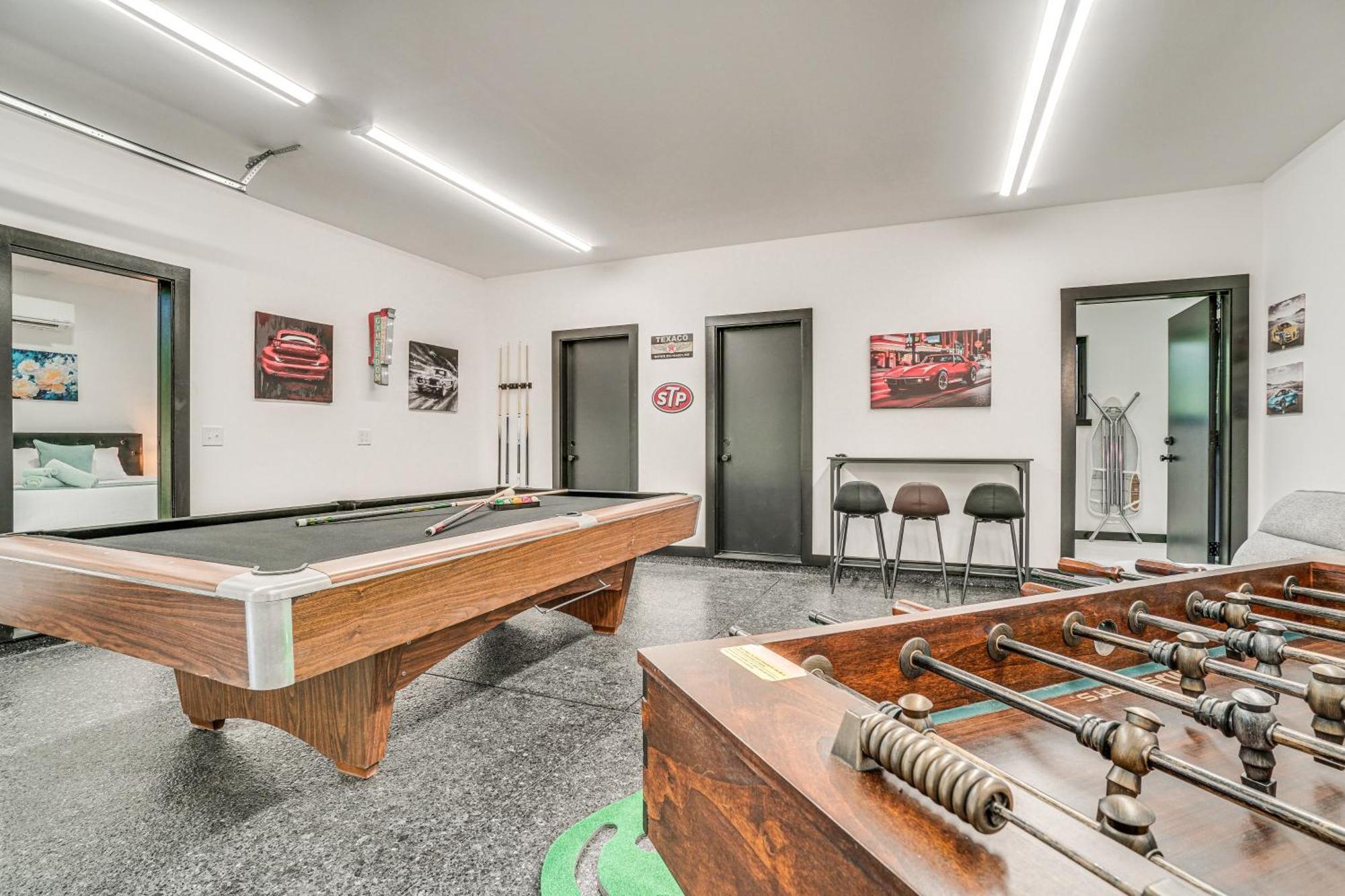 Luxury Modern On Golf Course With Game Room!