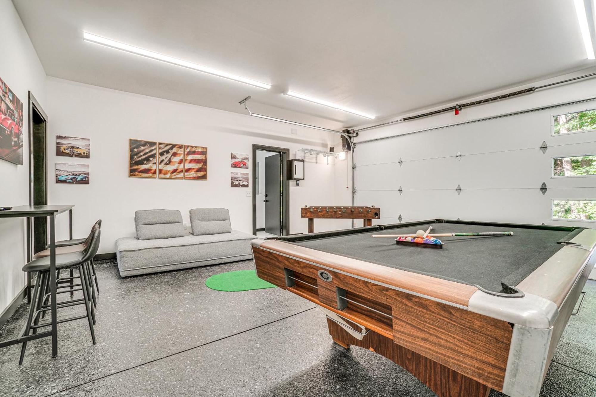 Luxury Modern On Golf Course With Game Room!