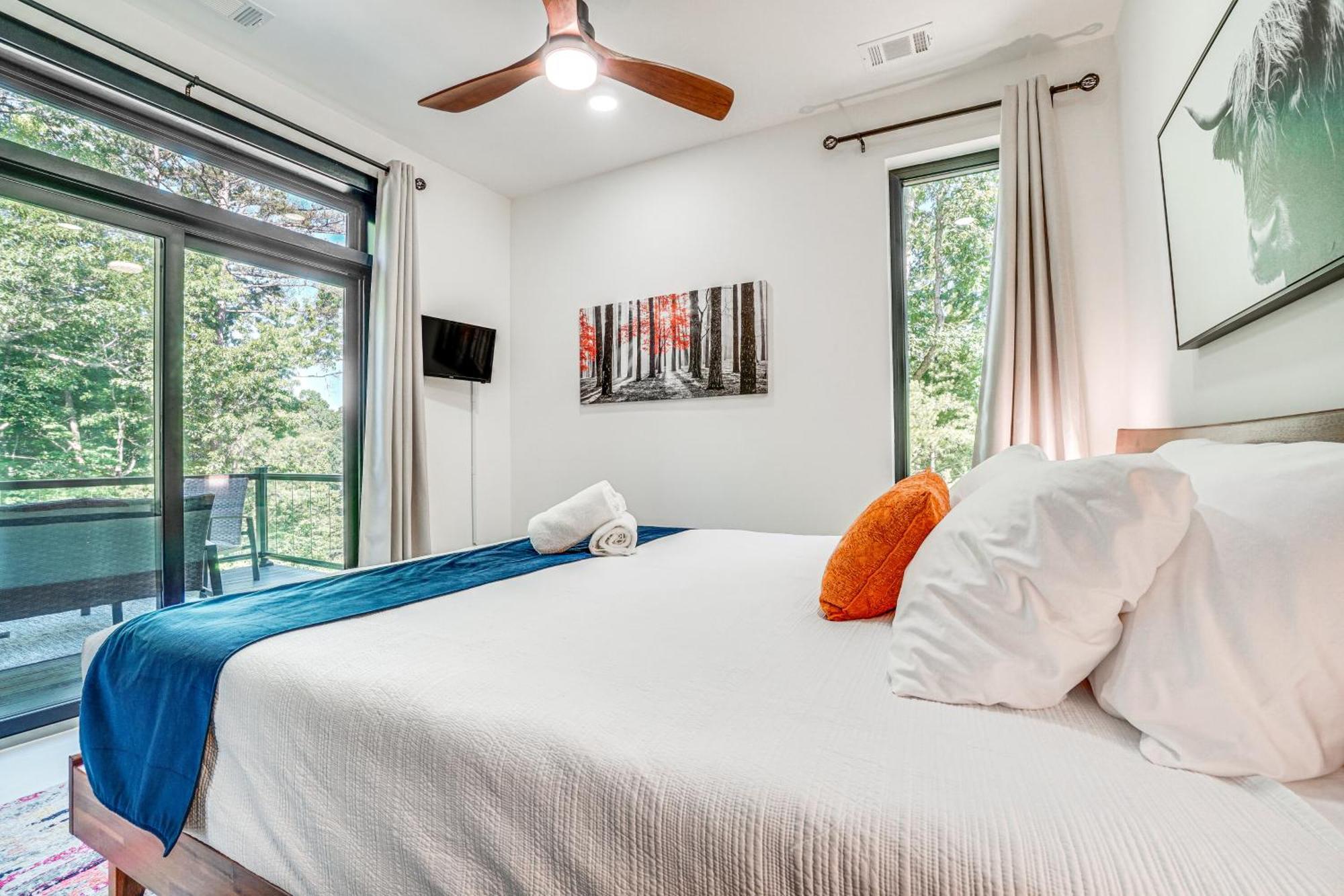 Holiday home Luxury Modern On Golf Course With Game Room!
