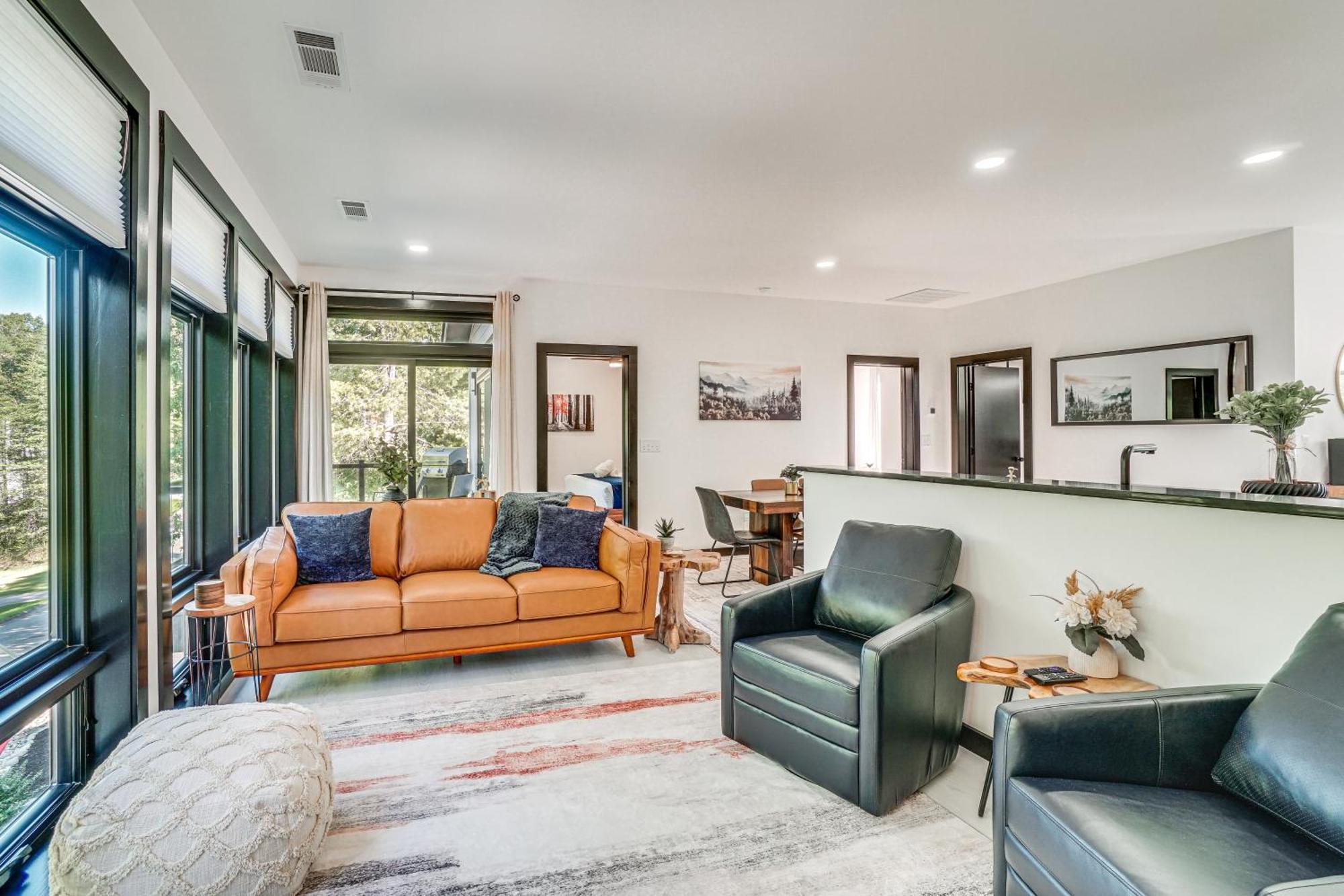 Luxury Modern On Golf Course With Game Room! *