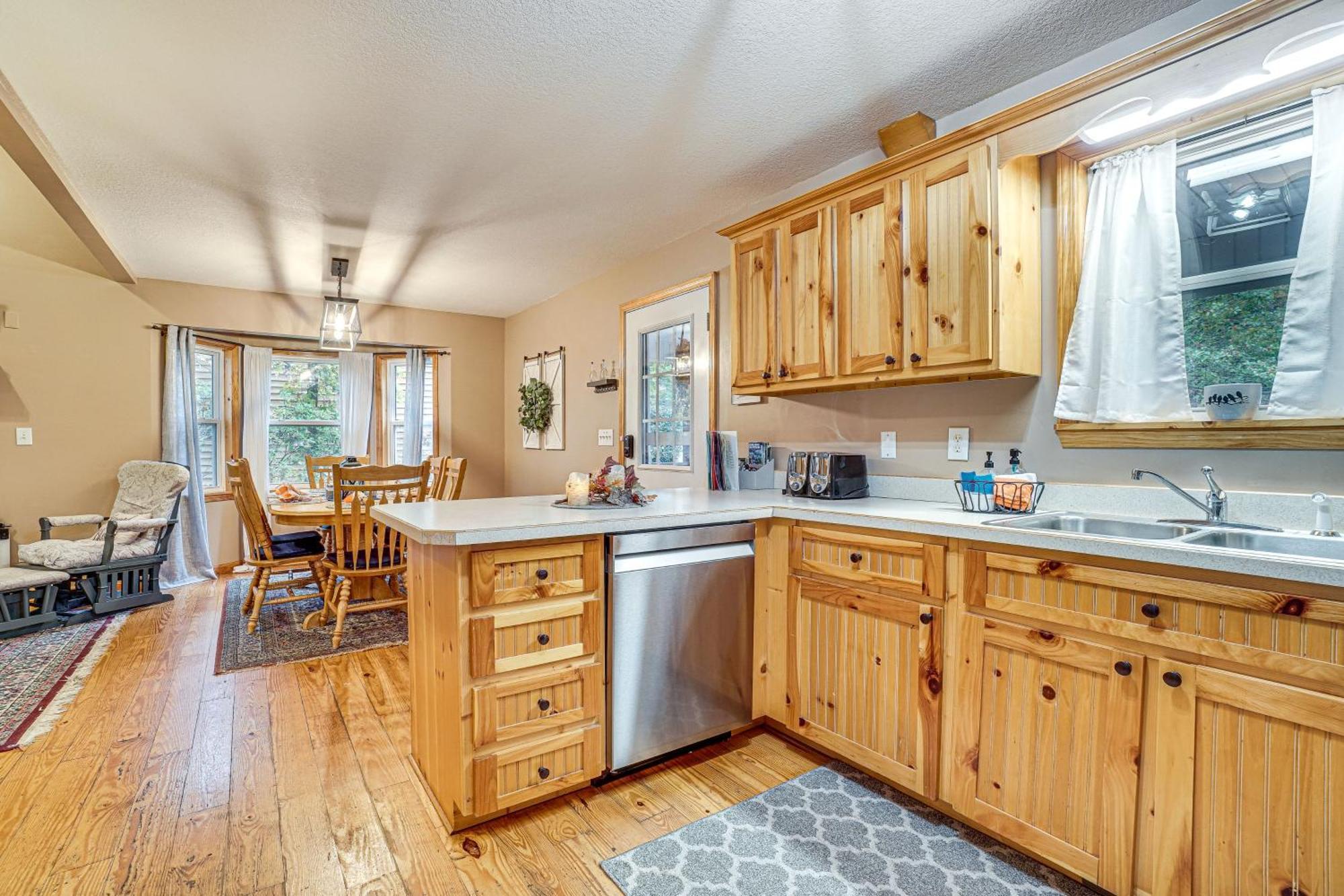 Spacious In With Porch And Balcony! * Helen