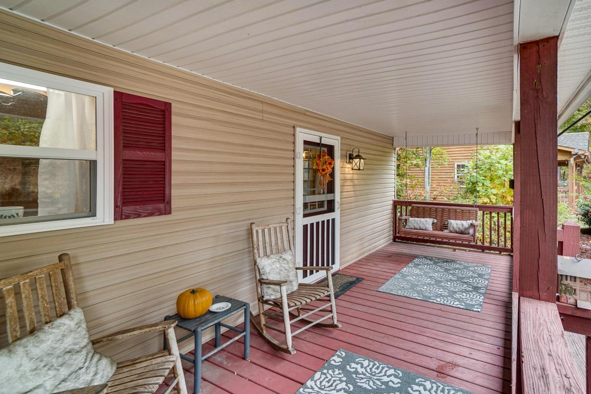 Spacious In With Porch And Balcony! Helen