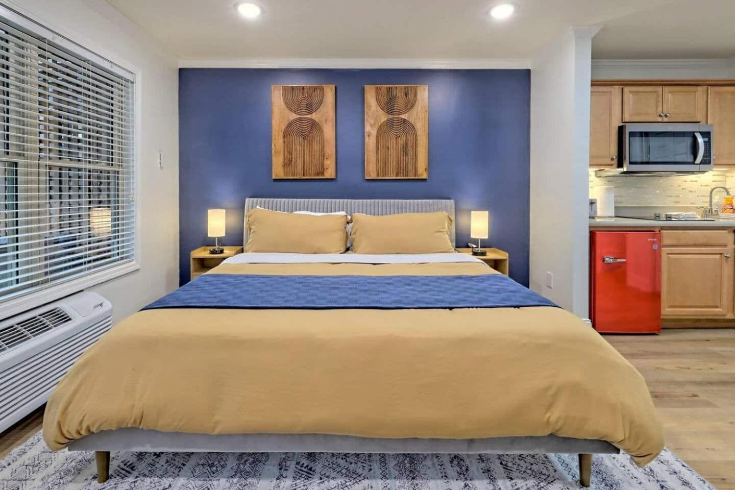 Holiday home Charming Downtown Getaway *