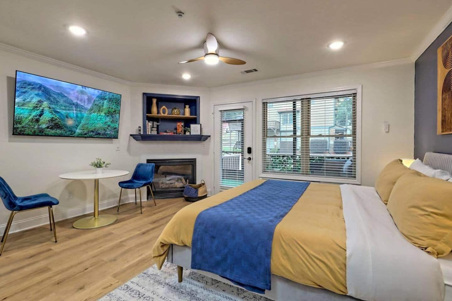 Holiday home Charming Downtown Getaway