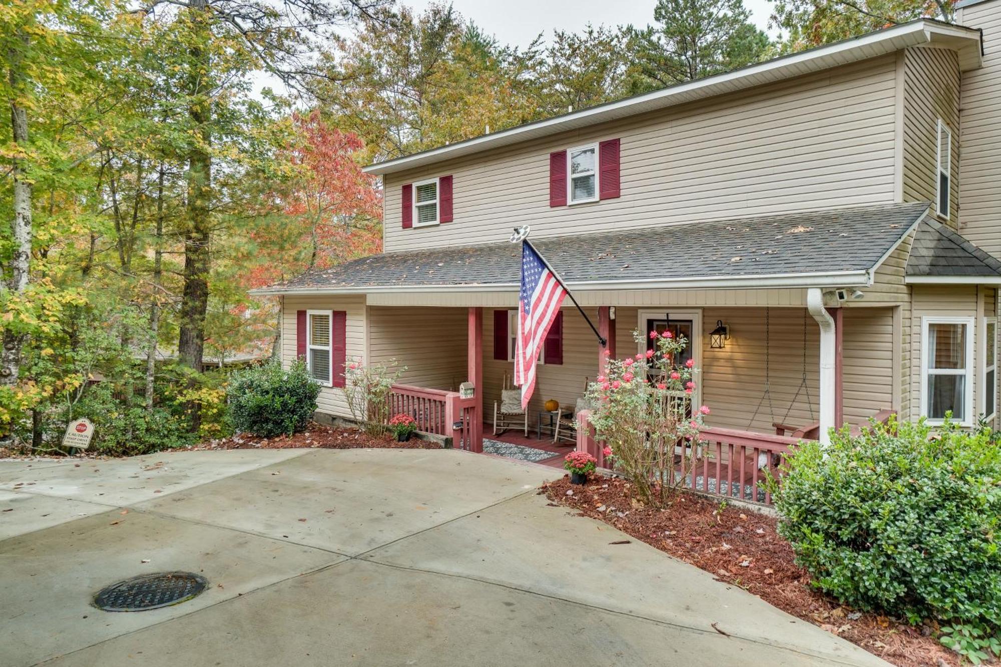 Spacious In With Porch And Balcony! Helen