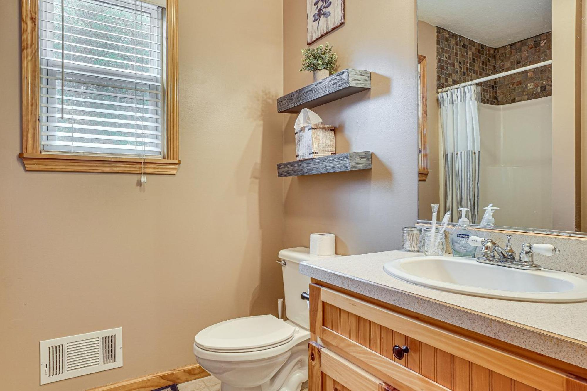 Spacious In With Porch And Balcony! Helen