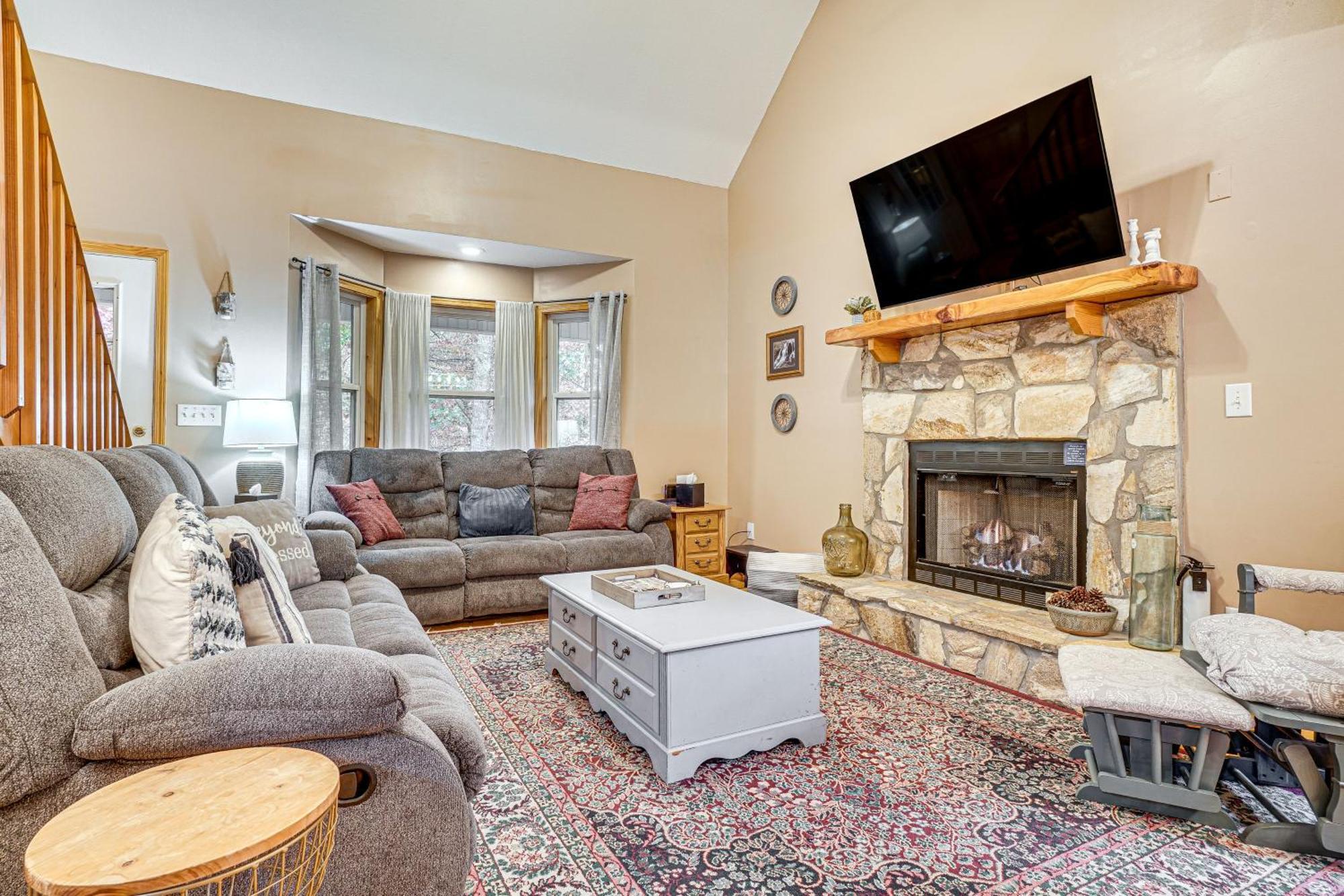Spacious In With Porch And Balcony! Helen