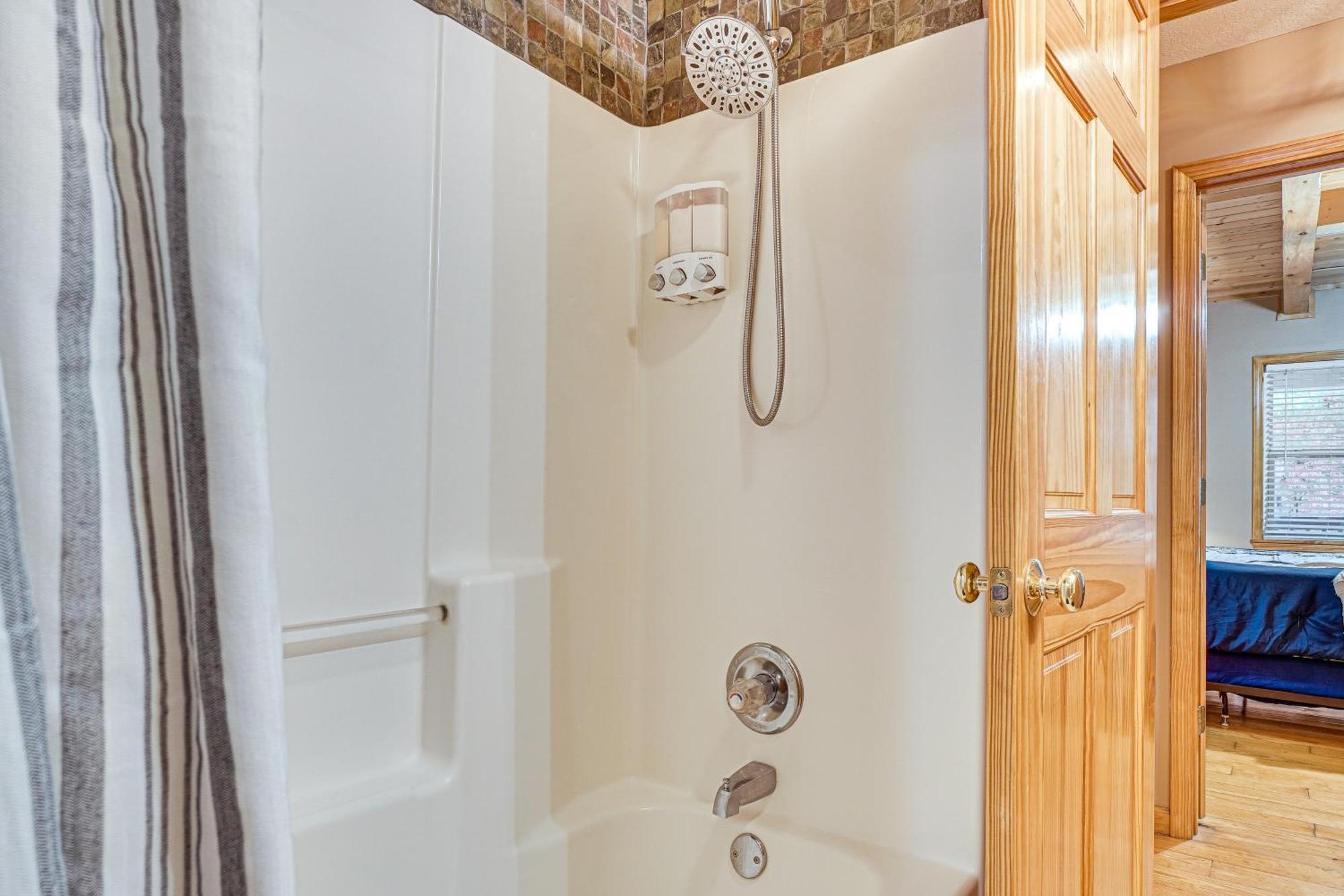 Spacious In With Porch And Balcony! Holiday home Helen