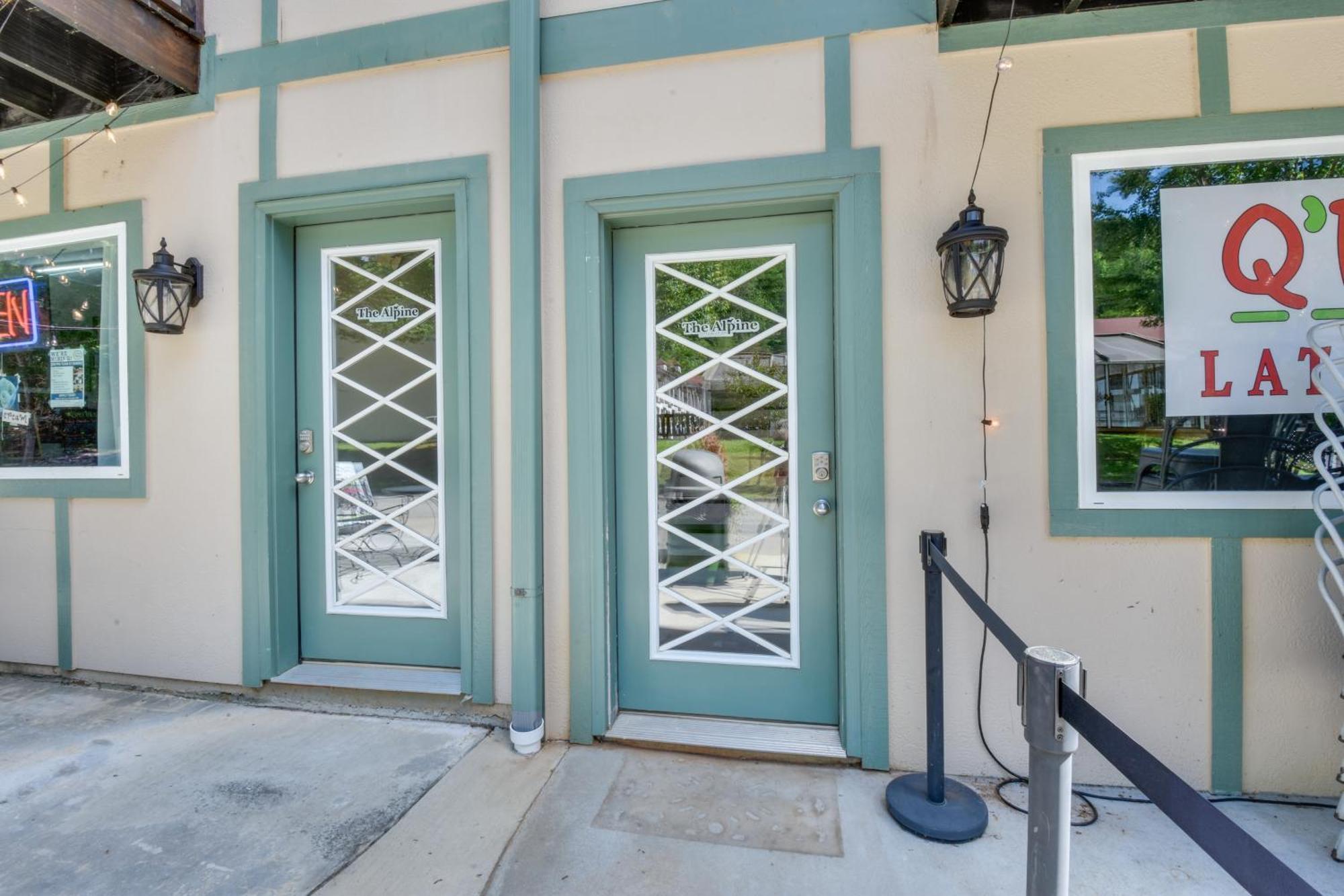 Walk To Main Street Shops Escape With Balcony