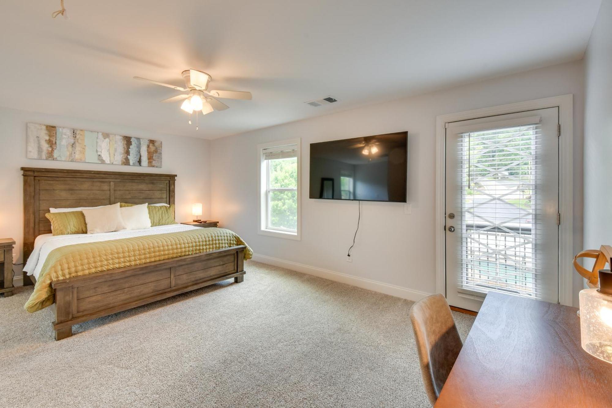 Walk To Shops And Dining Downtown In Apartment *