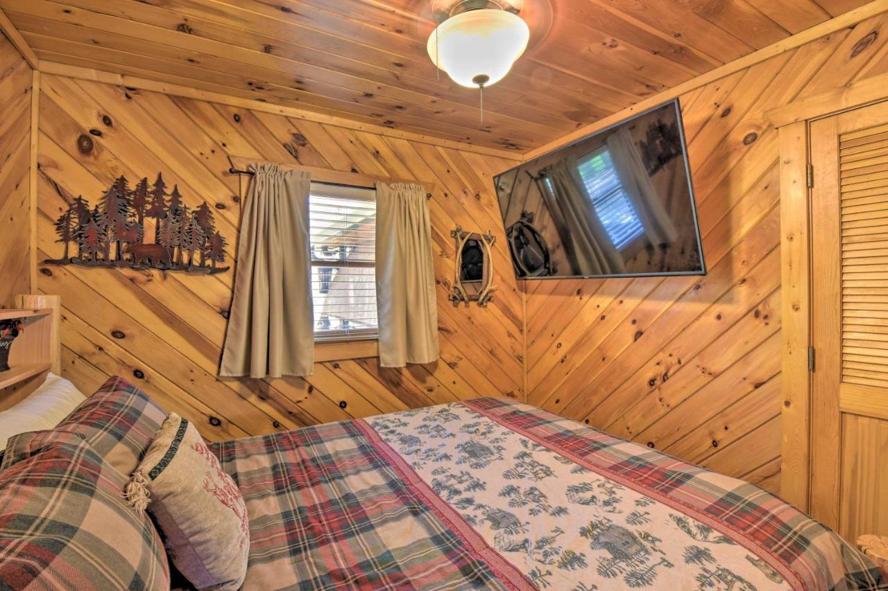 With Deck And Hot Tub Less Than Half Mi To Main St Holiday home *