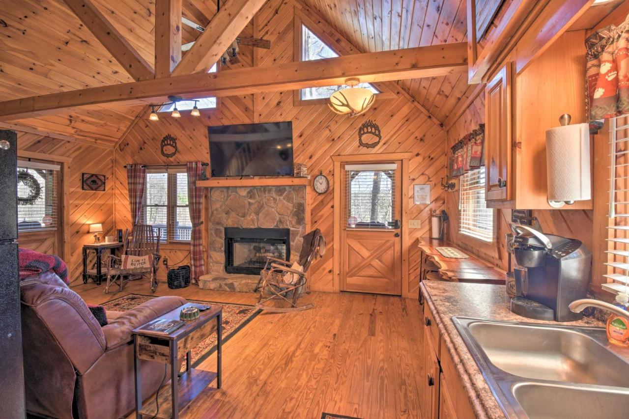 With Deck And Hot Tub Less Than Half Mi To Main St Holiday home