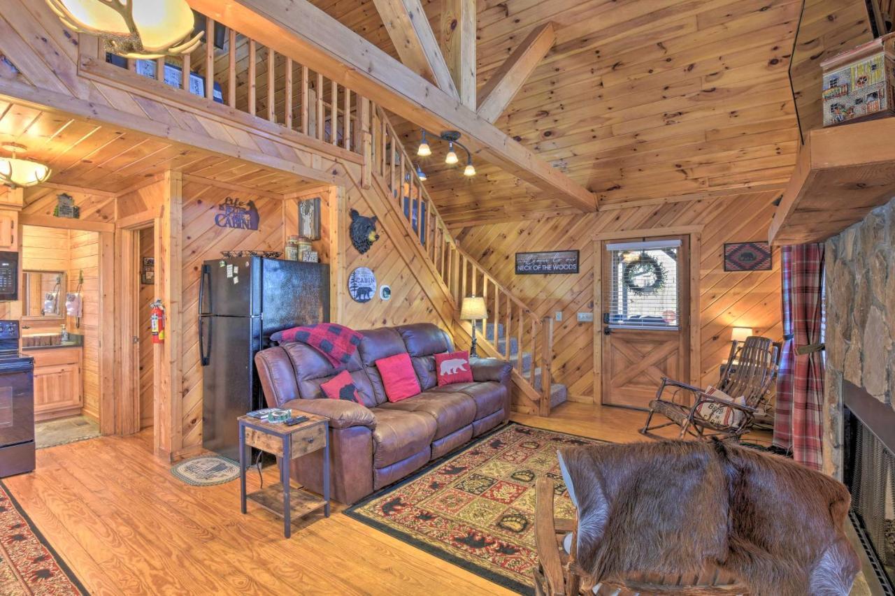With Deck And Hot Tub Less Than Half Mi To Main St Holiday home