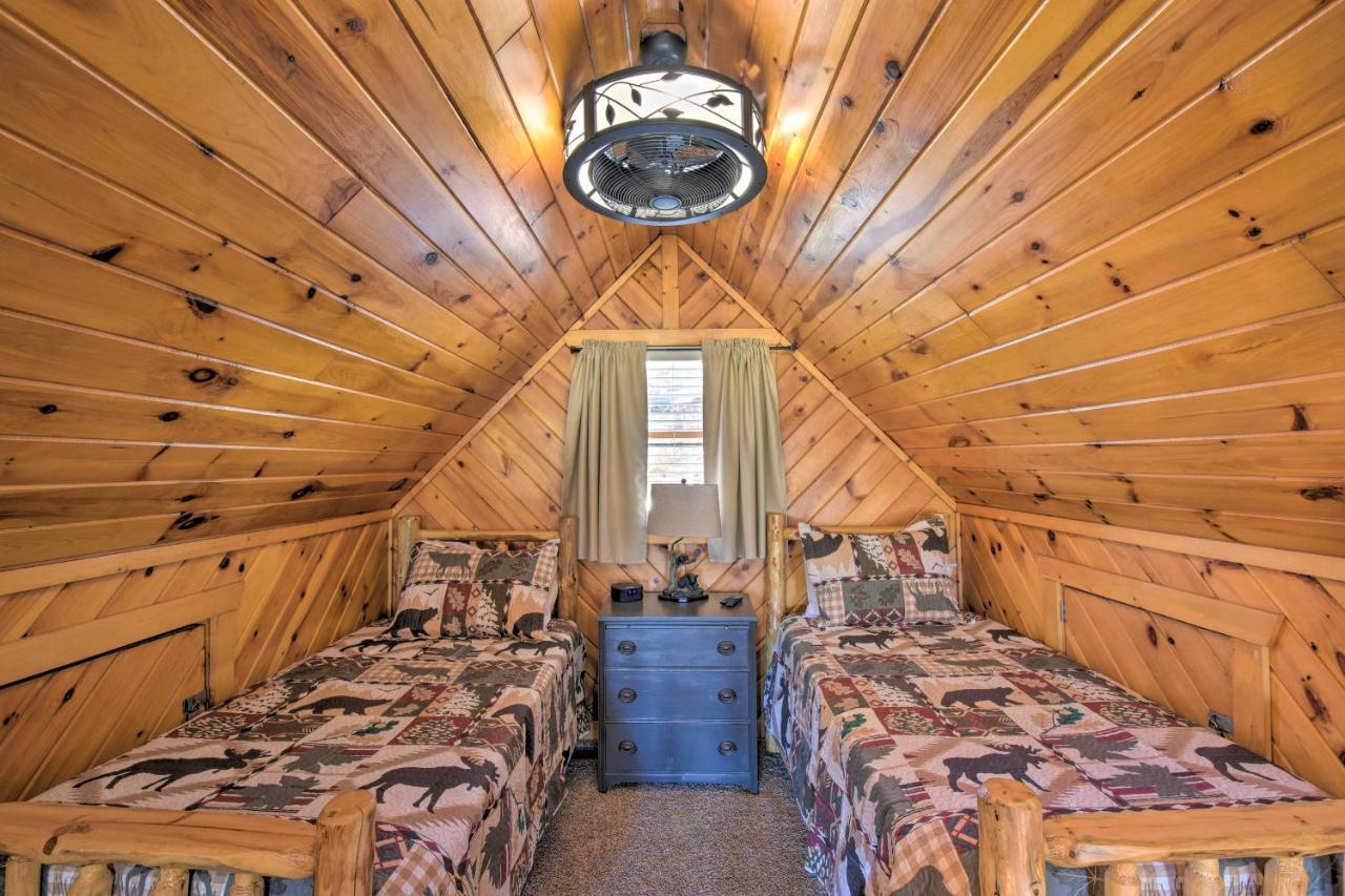 With Deck And Hot Tub Less Than Half Mi To Main St Holiday home